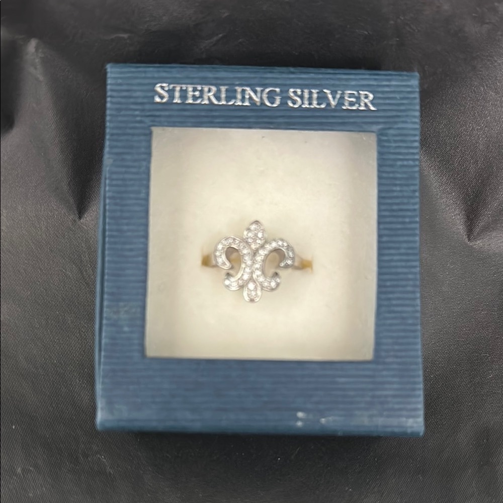 Elegant Sterling Silver Fleur-de-Lis Ring size 8